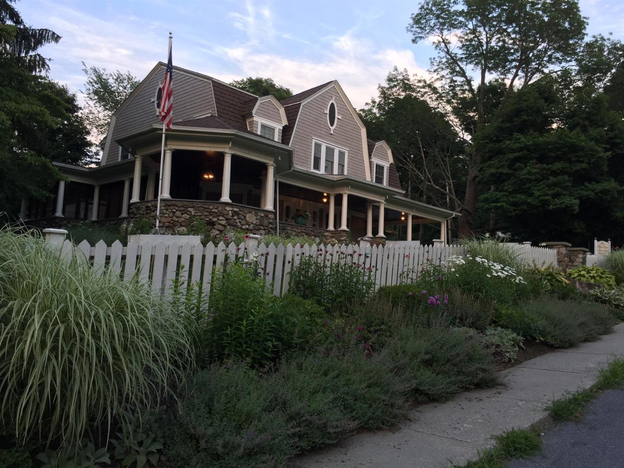 Hilltop House Bed & Breakfast Amenia Dış mekan fotoğraf