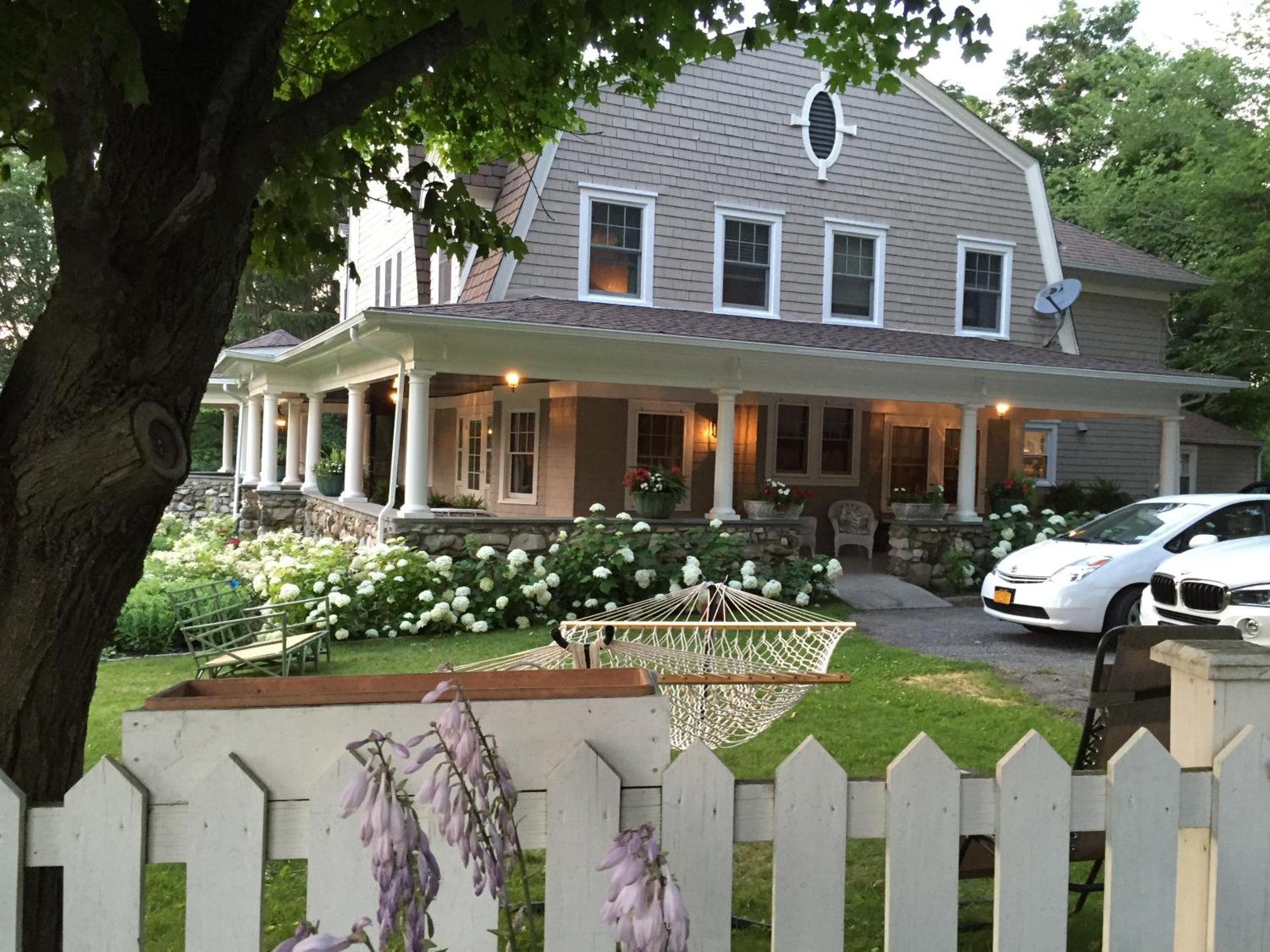 Hilltop House Bed & Breakfast Amenia Dış mekan fotoğraf