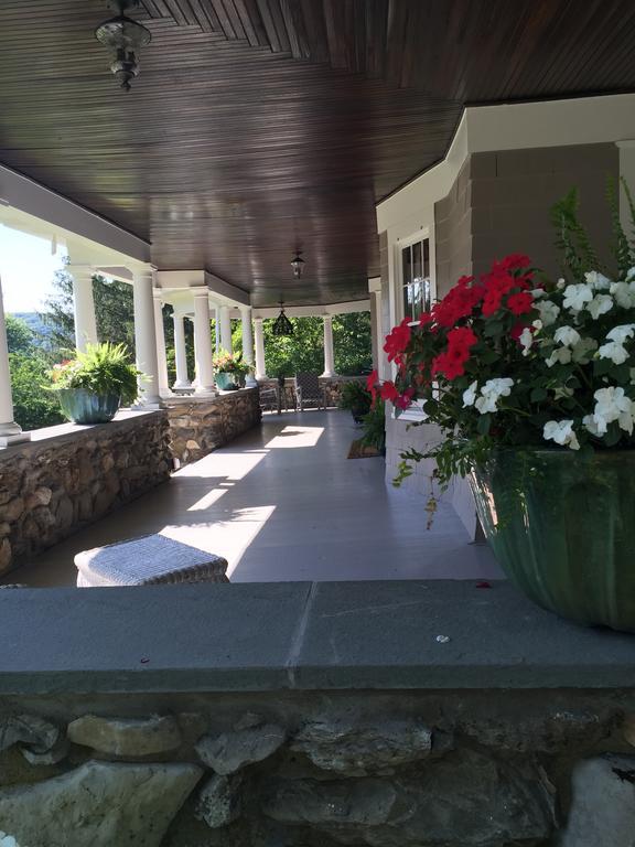 Hilltop House Bed & Breakfast Amenia Dış mekan fotoğraf